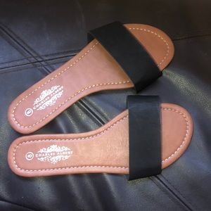 sandals never worn